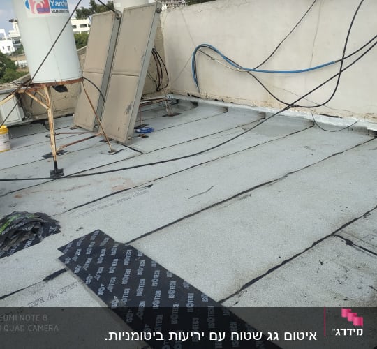יריעות איטום על גג עם חיבורים גלויים